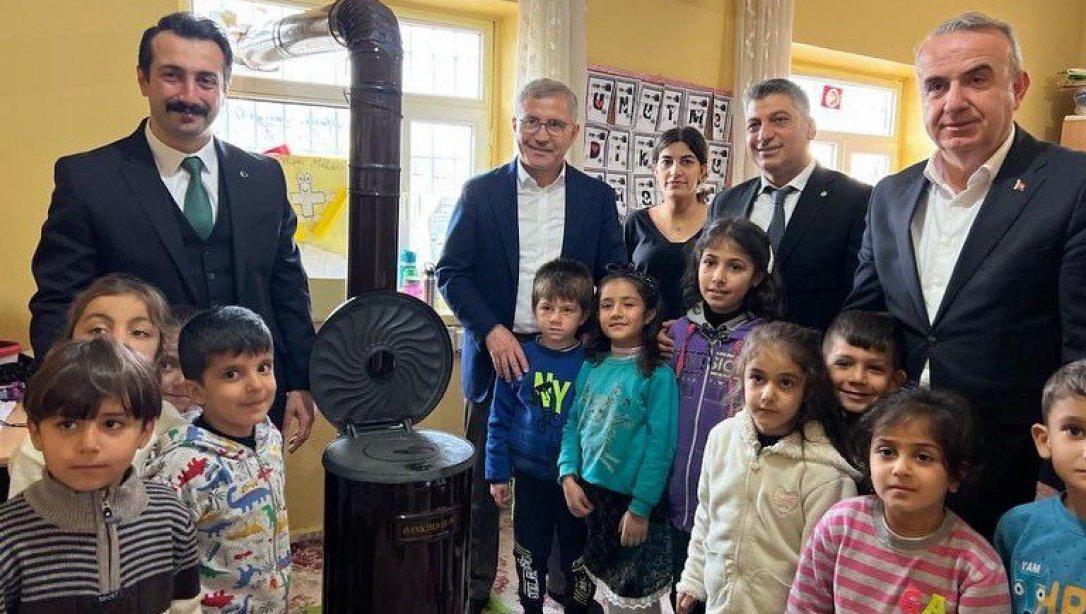 Üsküdar Belediye Başkanı Sayın Mehmet Hilmi TÜRKMEN ve beraberindeki heyet Beşpınar İlkokulu'nu ziyaret ederek öğrencilerimize hediyelerini takdim etti.