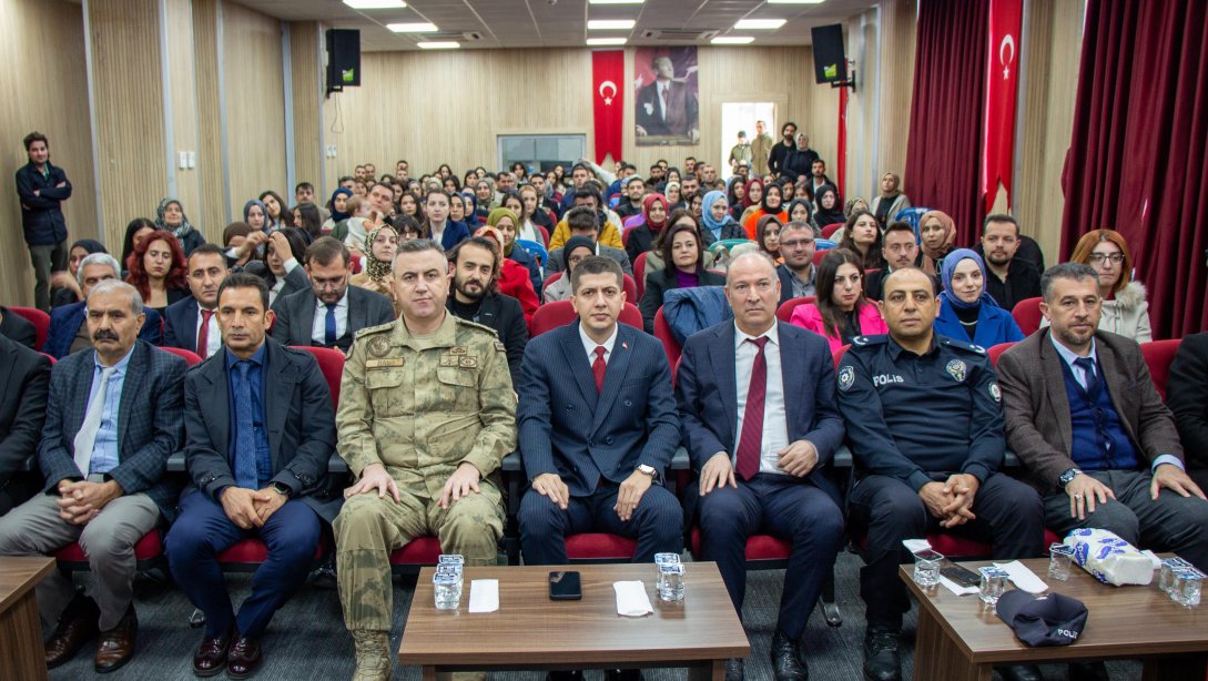 İlçe Milli Eğitim Müdürlüğü tarafından düzenlenen 24 KASIM Öğretmenler Günü coşkuyla kutlandı. Öğretmenler günü kutlamalarına İlçe Kaymakamımız Sayın Zikrullah ERDOĞAN ve daire amirleri katılım sağladılar.